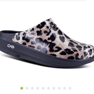 Brand new OOFOS